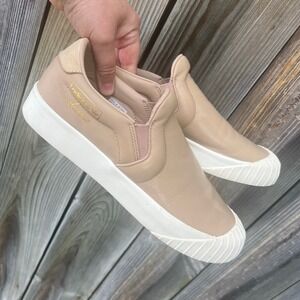 Adidas Everyn Slip On Womens 9.5 Ash Pearl Tan Leather CQ2061 Gold Foil